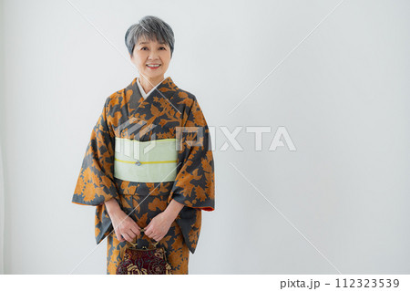 着物のシニア女性　ライフスタイル 112323539