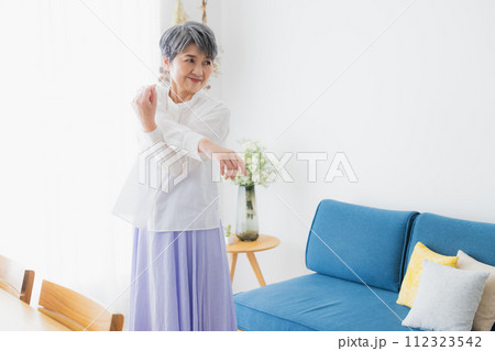 ストレッチをするシニア女性 ストレッチをするシニア女性 112323542