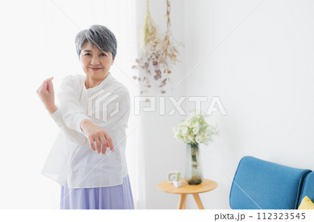 ストレッチをするシニア女性 112323545