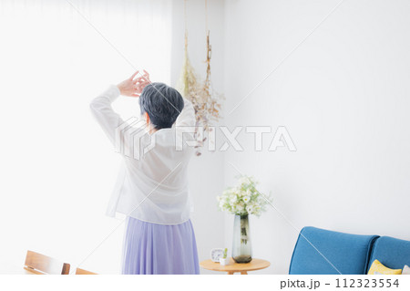 ストレッチをするシニア女性 ストレッチをするシニア女性 112323554