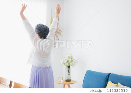 ストレッチをするシニア女性 ストレッチをするシニア女性 112323556