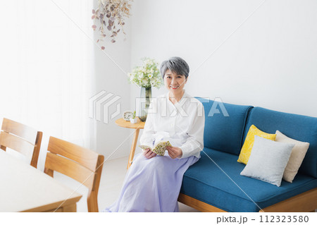 リビングで読書をするシニア女性 112323580