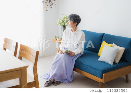 リビングで読書をするシニア女性 112323593