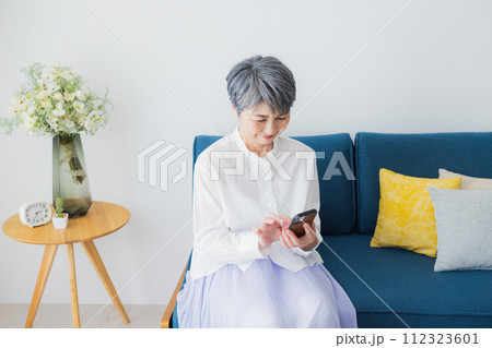 スマホを見るシニア女性 112323601