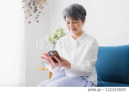 スマホを見るシニア女性 スマホを見るシニア女性 112323605