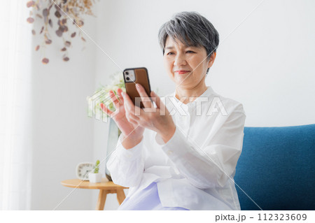 スマホを見るシニア女性 スマホを見るシニア女性 112323609