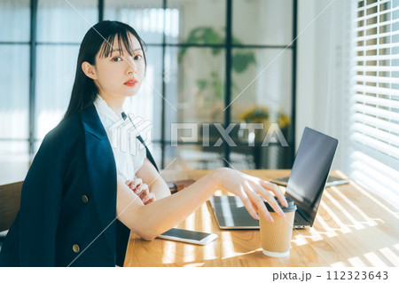 若いビジネスウーマン 112323643