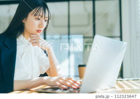 若いビジネスウーマン 112323647