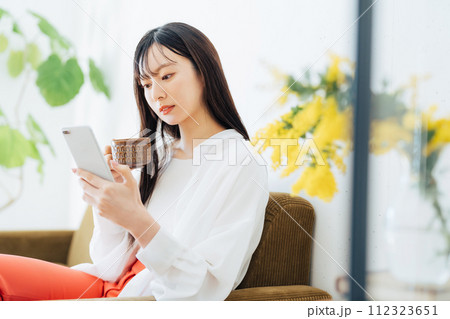 スマホを操作する若い女性 スマホを操作する若い女性 112323651