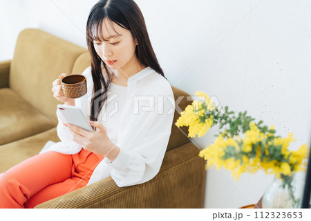 スマホを操作する若い女性 スマホを操作する若い女性 112323653