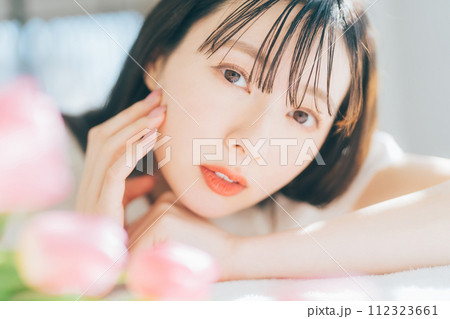 若い女性のビューティーイメージ 112323661