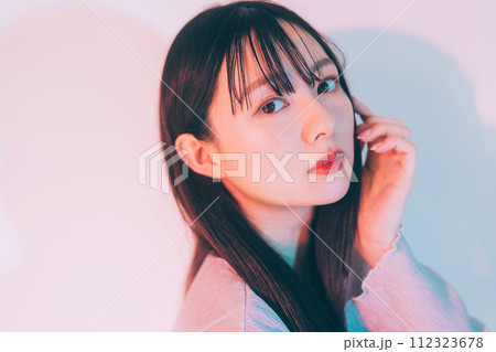 女性　ネオンカラー 112323678