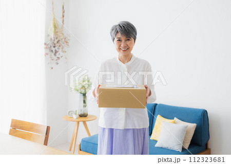宅配を受け取るシニア女性 112323681
