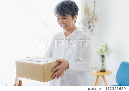 宅配を受け取るシニア女性 112323689