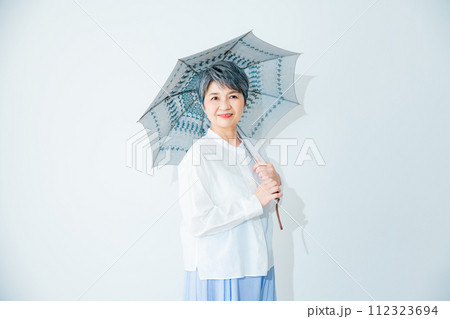 日傘をさすシニア女性 112323694