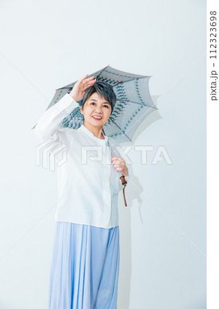 日傘をさすシニア女性 112323698