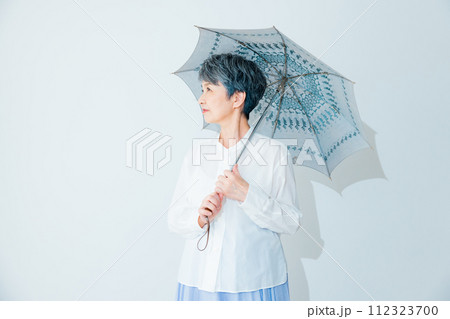 日傘をさすシニア女性 日傘をさすシニア女性 112323700