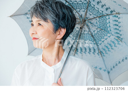 日傘をさすシニア女性 112323706