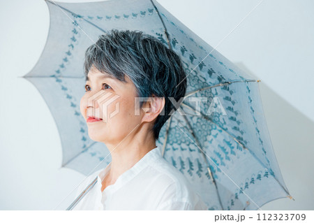 日傘をさすシニア女性 112323709