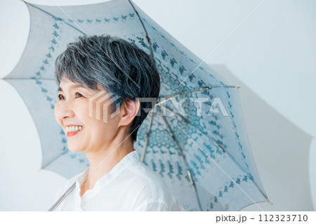日傘をさすシニア女性 112323710