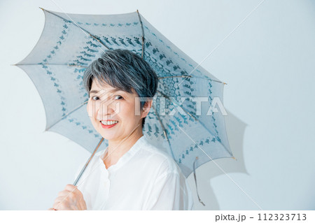 日傘をさすシニア女性 112323713