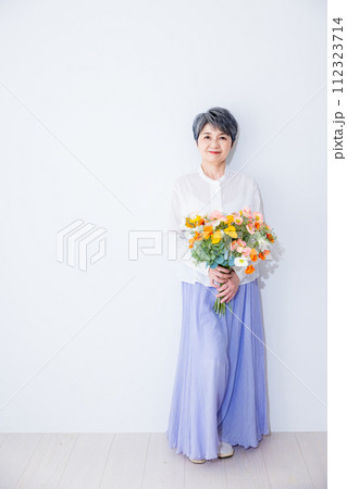 花束を持つシニア女性 112323714