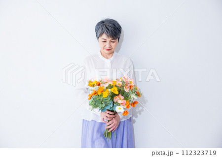 花束を持つシニア女性 花束を持つシニア女性 112323719