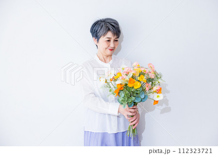 花束を持つシニア女性 花束を持つシニア女性 112323721