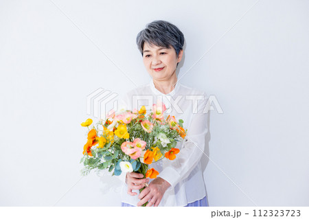 花束を持つシニア女性 花束を持つシニア女性 112323723