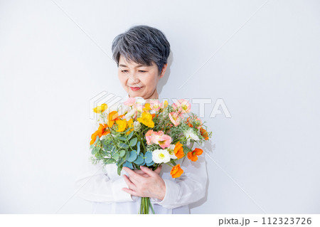 花束を持つシニア女性 112323726