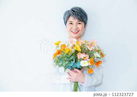 花束を持つシニア女性 112323727