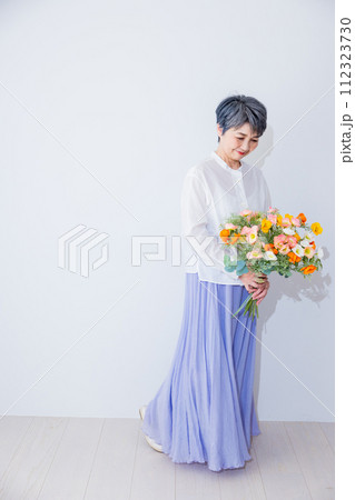 花束を持つシニア女性 112323730