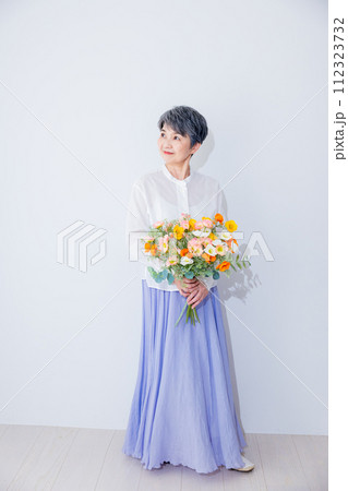 花束を持つシニア女性 花束を持つシニア女性 112323732
