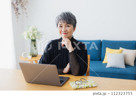 自宅でパソコンを使うシニア女性 自宅でパソコンを使うシニア女性 112323755