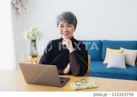 自宅でパソコンを使うシニア女性 自宅でパソコンを使うシニア女性 112323756