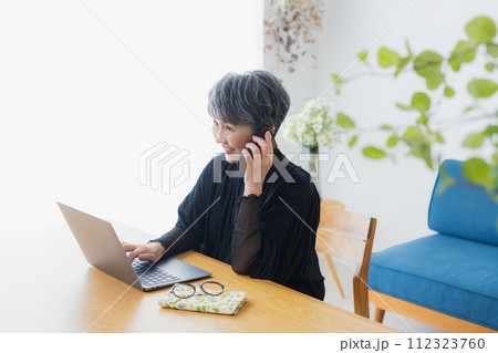 自宅でパソコンを使うシニア女性 112323760