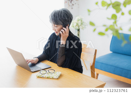 自宅でパソコンを使うシニア女性 自宅でパソコンを使うシニア女性 112323761
