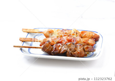 おいしそうな焼き鳥の盛り合わせ（ネギマ、もも、レバー） 112323762