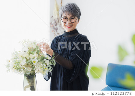 花を持つシニア女性 112323778