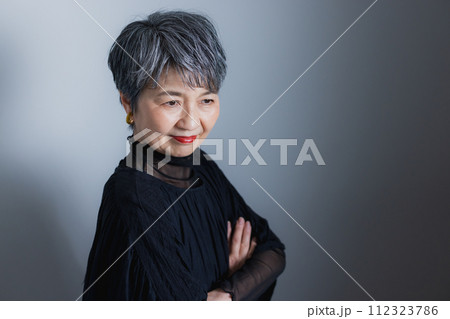 笑顔で腕を組むシニア女性 笑顔で腕を組むシニア女性 112323786