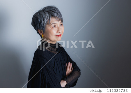 笑顔で腕を組むシニア女性 112323788