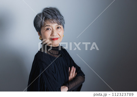 笑顔で腕を組むシニア女性 笑顔で腕を組むシニア女性 112323789