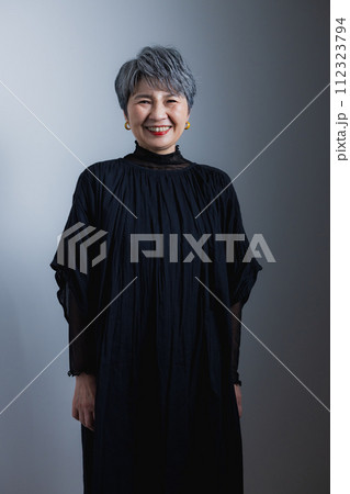 笑顔で腕を組むシニア女性 笑顔で腕を組むシニア女性 112323794