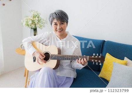ギターを弾くシニア女性　 112323799