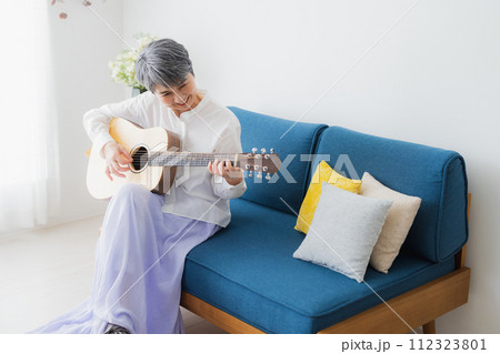 ギターを弾くシニア女性　 112323801