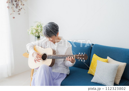 ギターを弾くシニア女性　 112323802