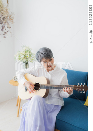 ギターを弾くシニア女性　 112323803