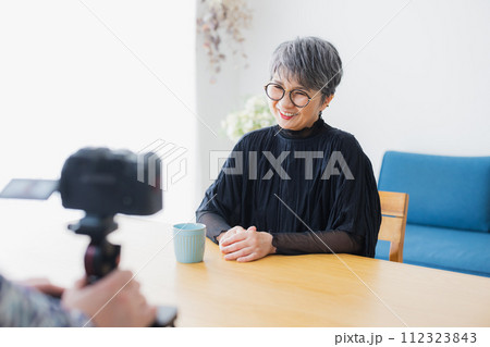 取材を受けるシニア女性 112323843