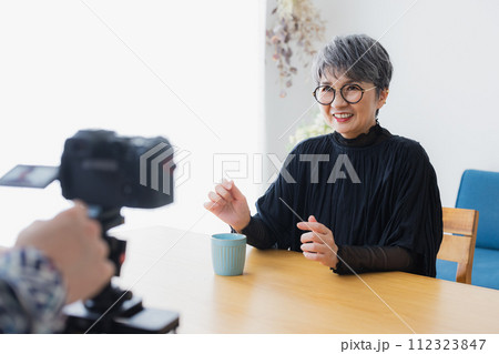 取材を受けるシニア女性 112323847