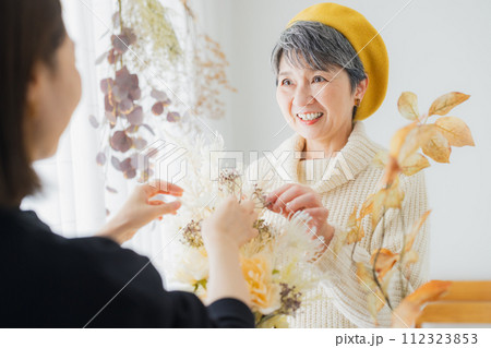 花を持つシニア女性 花を持つシニア女性 112323853